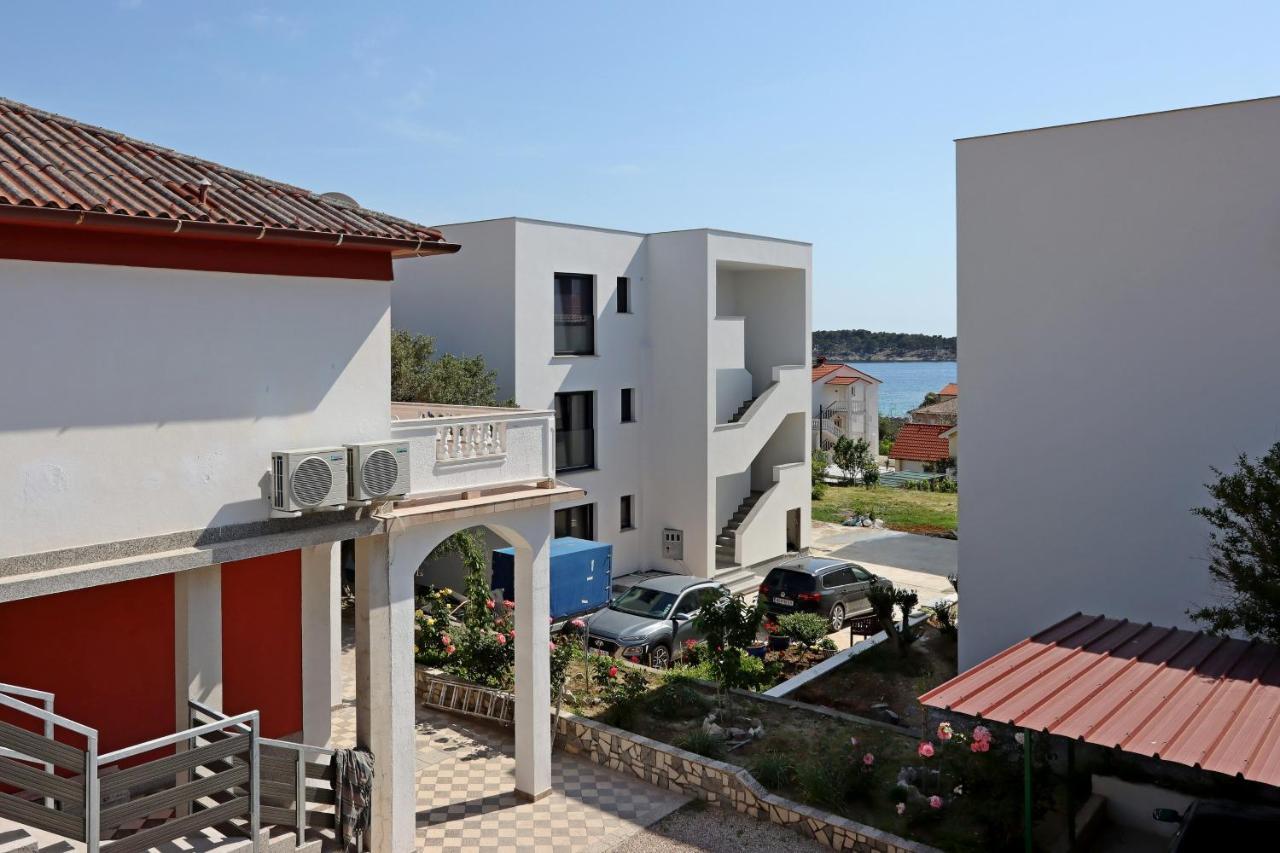 Apartments And Rooms By The Sea Banjol, Rab - 19692 Екстериор снимка